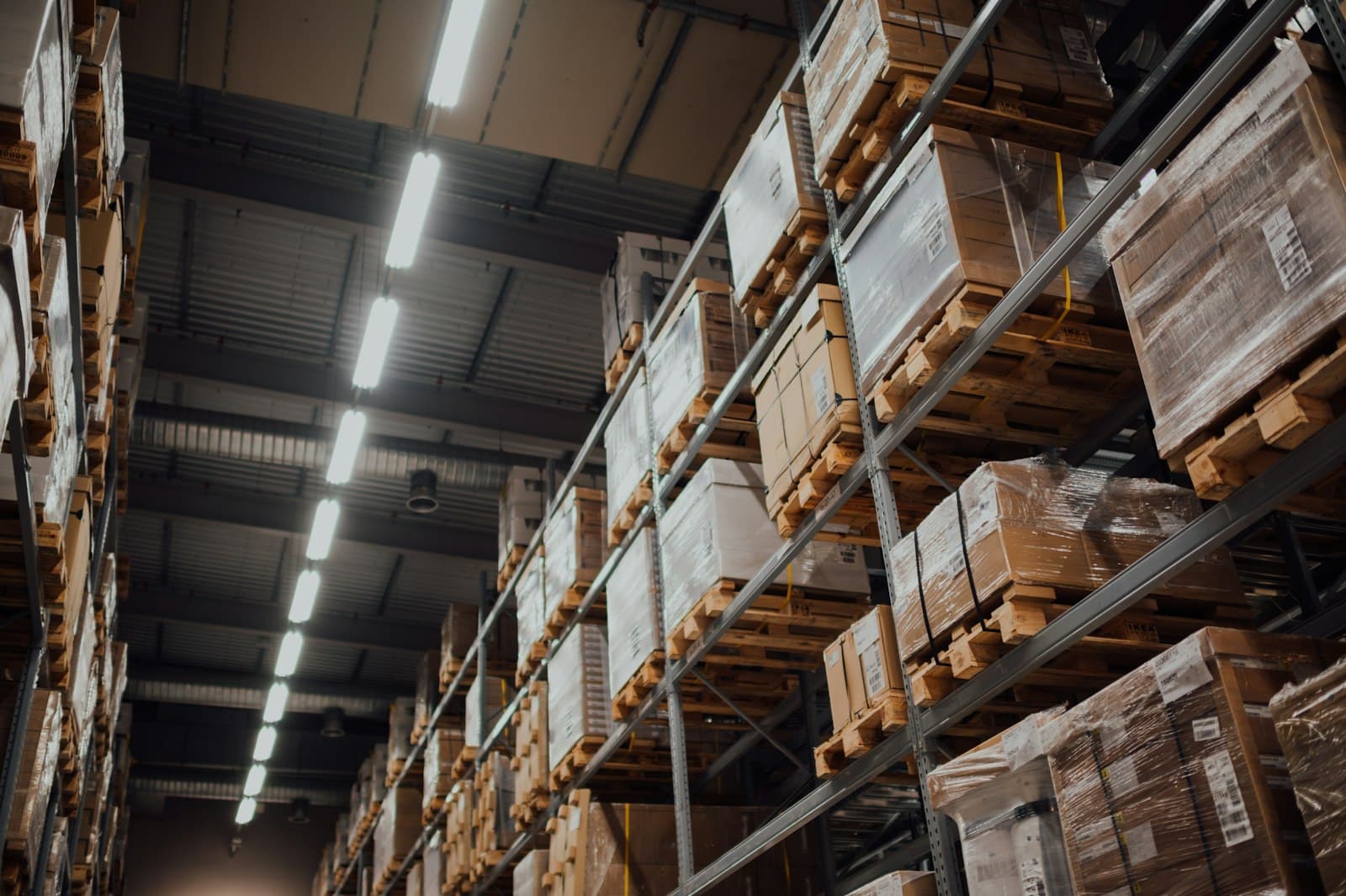 Les étagères d’un entrepôt chargées de cartons